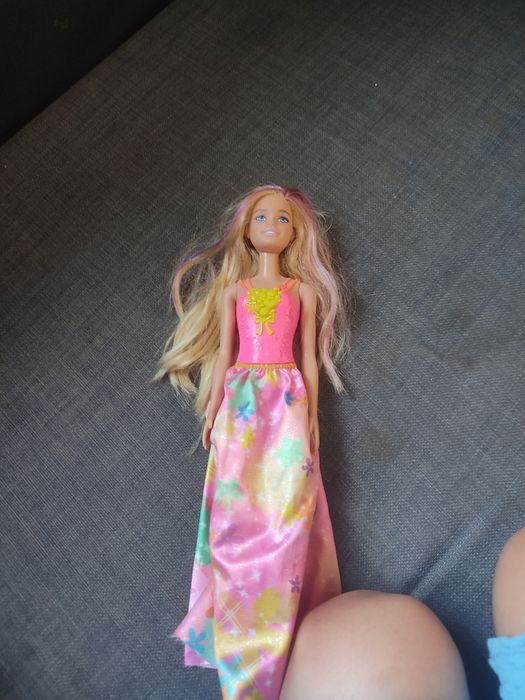 Lalka barbie  z spódniczkom