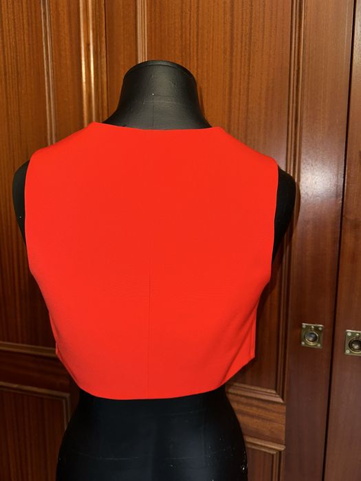 Colete vermelho Sahoco com botões dourados em forma coração