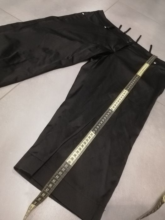 R. 42 czarne satynowe spodnie do kolan spodenki