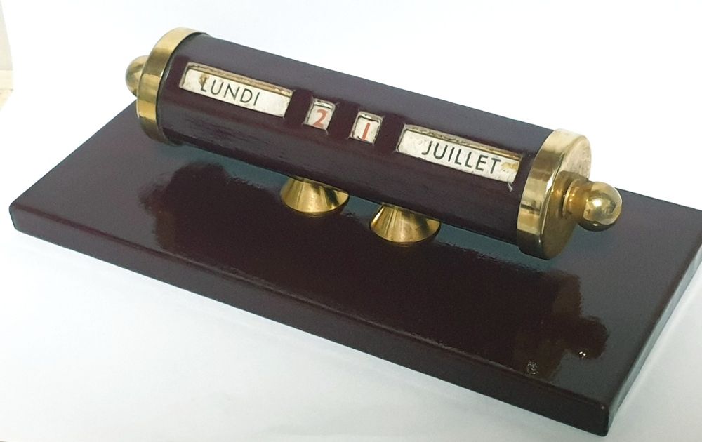 Antigo calendário perpétuo francês revestido de couro