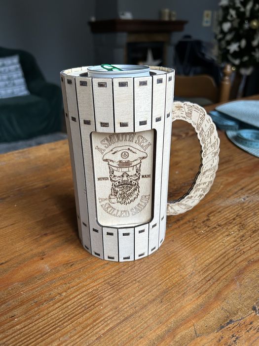 Pojemnik na puszkę, kufel na prezent, urodziny- ze sklejki.