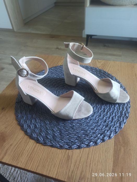 Sandałki zamszowe Venezia – rozmiar 37, wkładka 24 cm