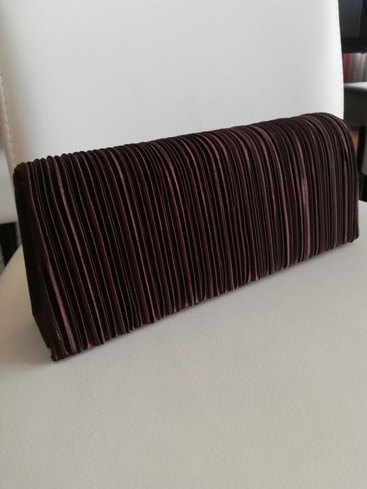 Clutch NOVA acetinada plissado tom chocolate