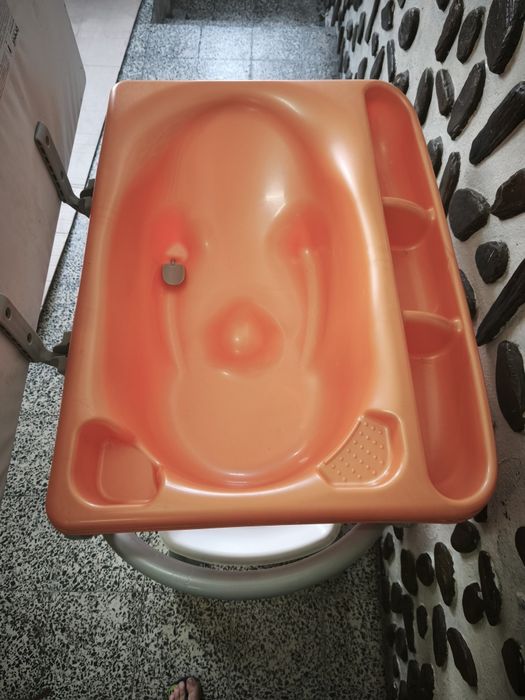Troca fraldas com banheira