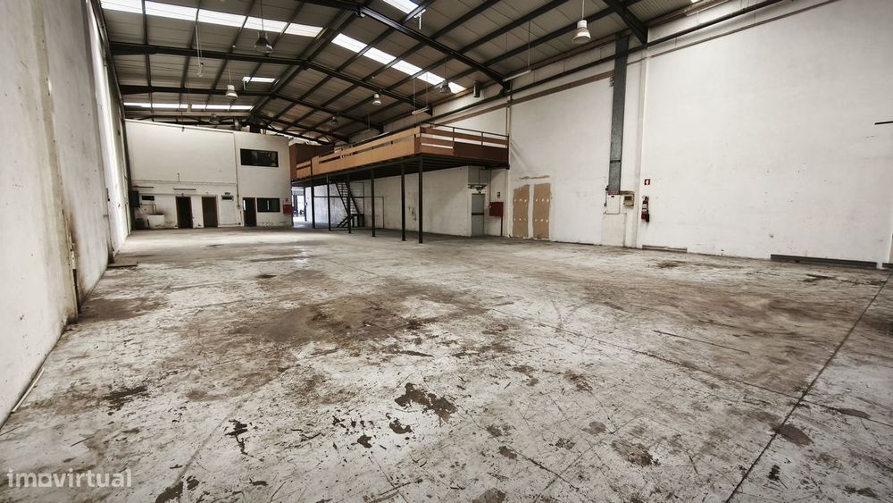 Armazém industrial, com uma área de 750m2, localizado na Z.I. Canelas.