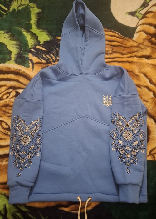 Новий жіночий костюм з вишивкою