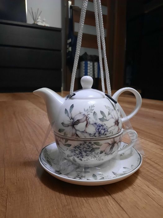 Tea for one. Czajniczek z filiżanką