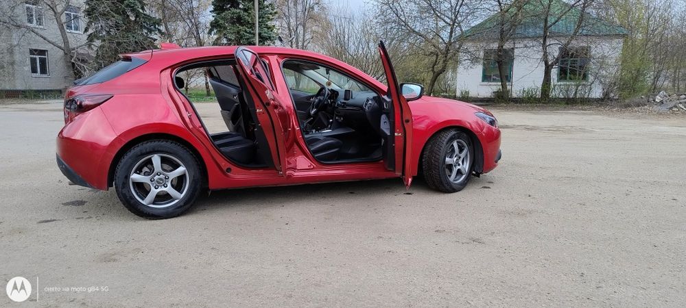 Mazda 3 2014 года 2.0 очень хорошее состояние.