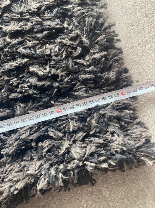 Tapete de pêlo cinza e branco