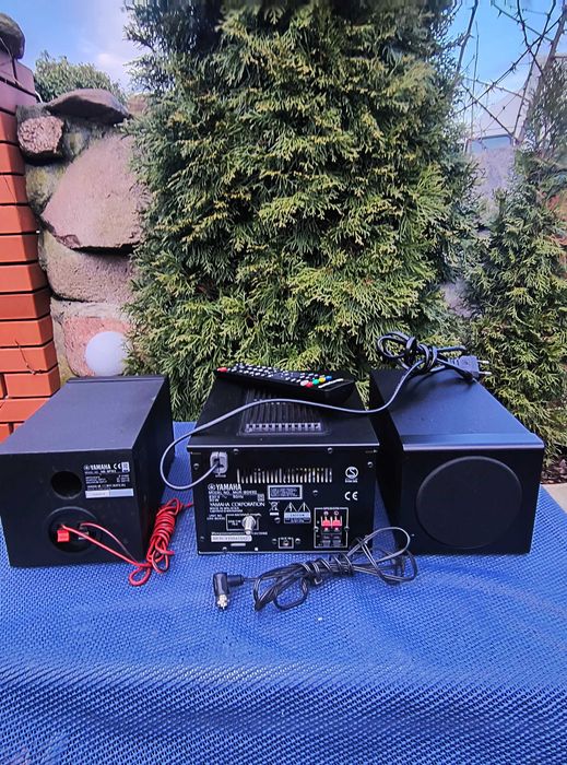 Wieża mini Yamaha MCR-B043D z Bluetooth, portem USB i DAB/DAB+