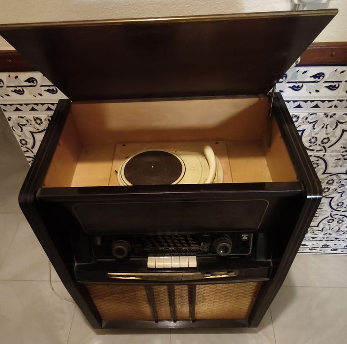 Radio Grunding com giradiscos