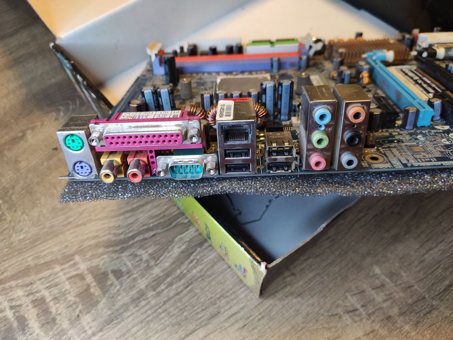 Материнська плата з процесором. Gigabyte GA-K8N-SLI