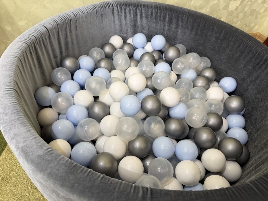 Басейн з кульками