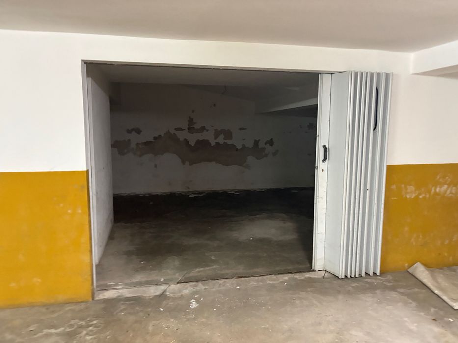 Garagem fechada | Box | Centro de Espinho | 50 m2