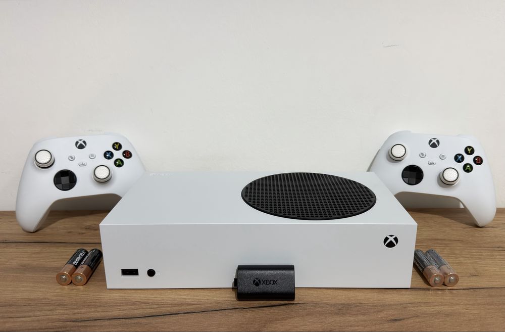 Xbox Series S 512GB  + 2 comandos + vários acessórios