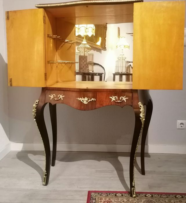 Móvel Bar Garrafeira, estilo Luís XV. Pau-santo.