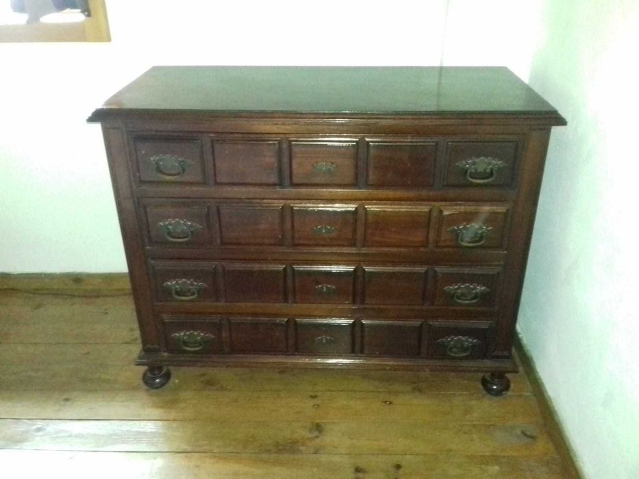 Móvel em mogno maciço.