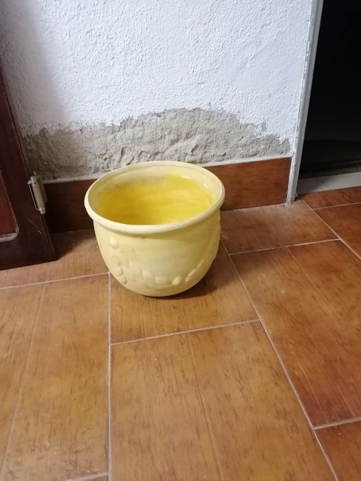 Vaso em amarelo usado
