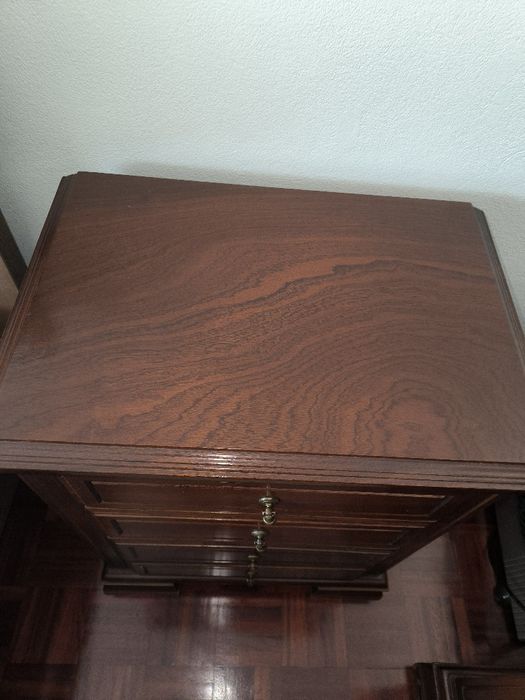 Mesa de cabeceira com gavetas em madeira de mogno