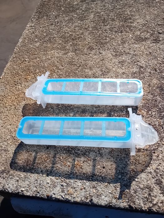 Vendo poleiros e comedouros em plástico