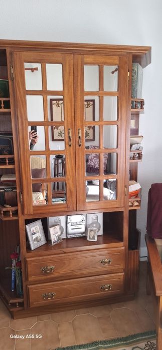 Estante em madeira cor cerejeira