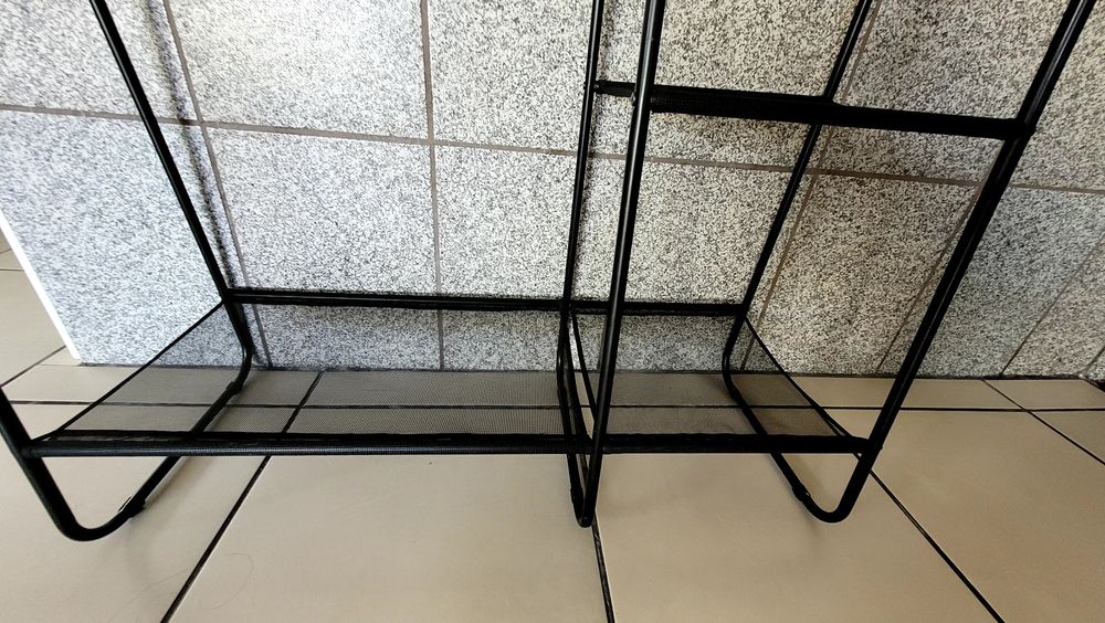 2 Araras de roupa com sapateira