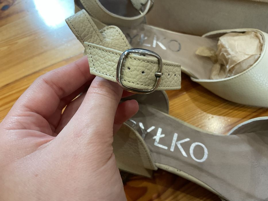 Ryłko skórzane sandałki na niskim obcasie NOWE