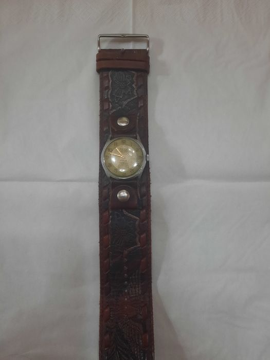 Relógio antigo com bracelete em pele