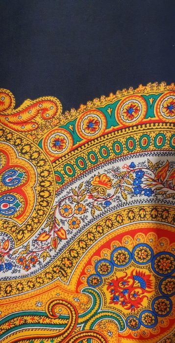 Folklorystyczna chusta w unikatowe wzory