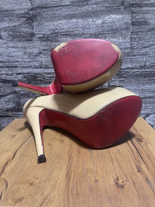 Туфлі Лабутени, на високих каблуках