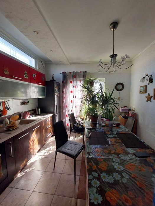 Продам двухэтажный дом с  ремонтом в Центре Слободки.