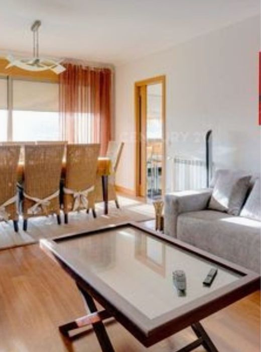 mesa de centro de madeira e rattan