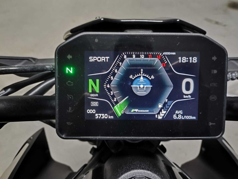 Kawasaki Z900 modelo 2025