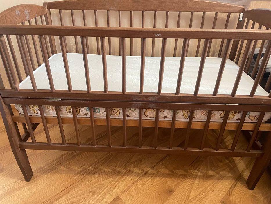 Дитяча дерев'яна колиска