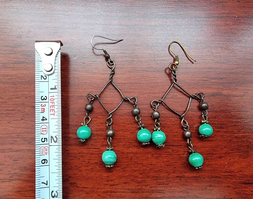 Brincos escuros com bolas verdes