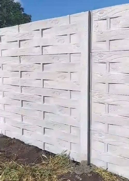 Залізобетонний забор, паркан. Огорожі. Ворота. Бетонні стовпи.