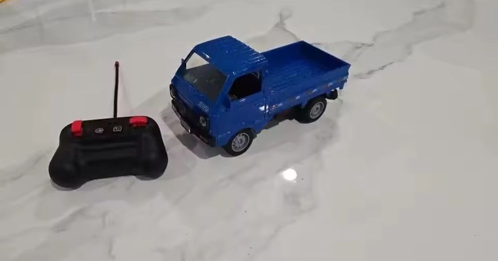 Автомобіль на дистанційному керуванні, масштаб 1:18