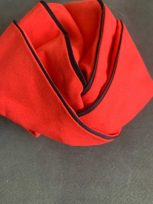 Женская красная пилотка