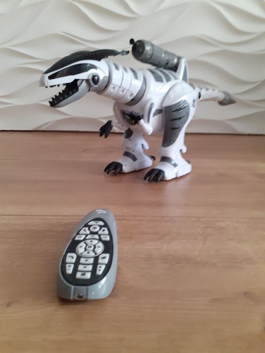 Ogromny dinozaur robot t-rex strzela/swieci/chodzi/dzwięk