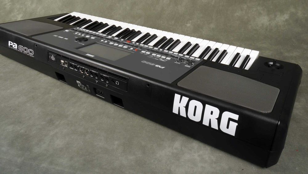 Korg PA600 selado por estrear com garantia 3 anos e fatura em seu nome