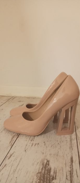 Beżowe buty na obcasie/słupku