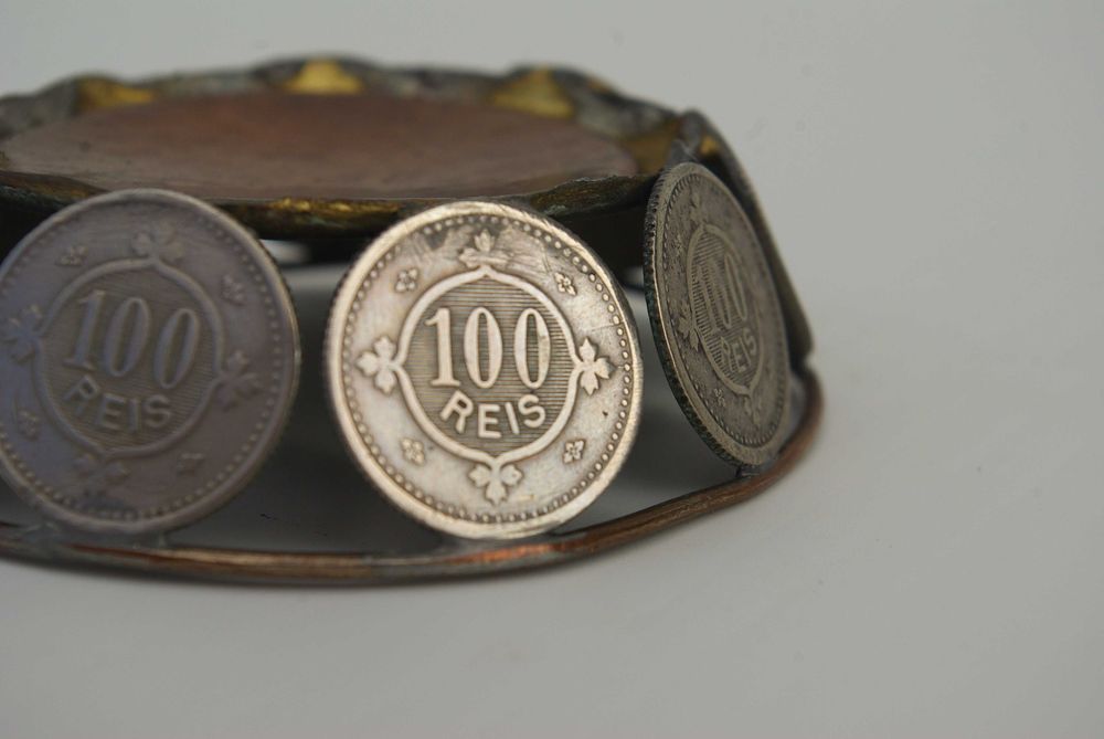 Pequena cesta feita com latão e moedas de 100 Reis D. Carlos I.