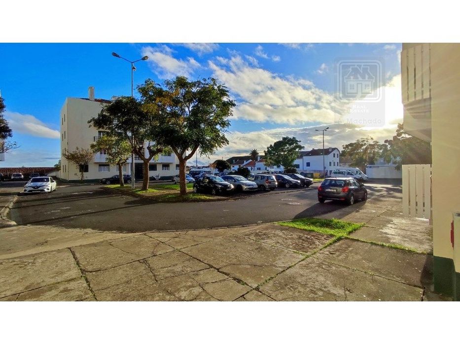 VENDA de ARRECADAÇÃO na cidade de Ponta Delgada, Ilha de São Miguel...