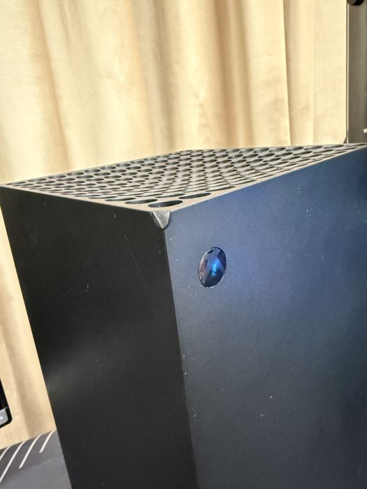 Xbox series X і 4 геймпади