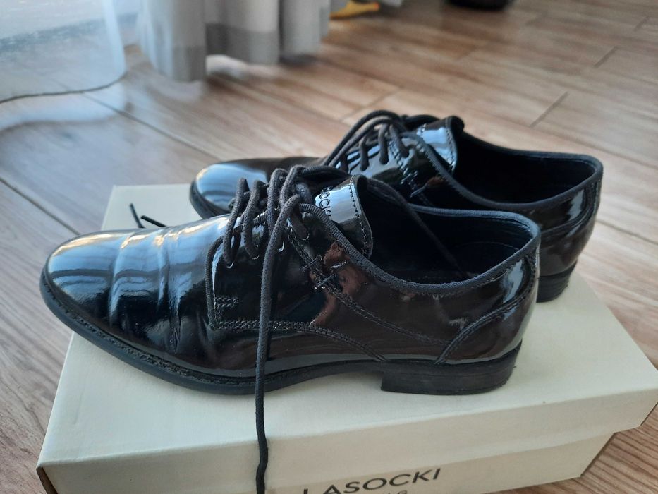 Eleganckie czarne lakierki dla chłopca  Lasocki
