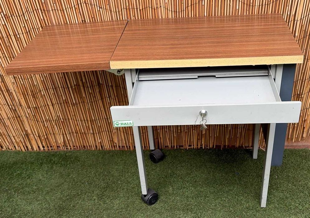 Mesa de escritório vintage com estrutura de metal cinzento com chave