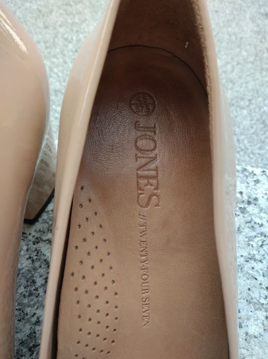 Beżowe czółenka lakierowane 37,5 Jones skóra