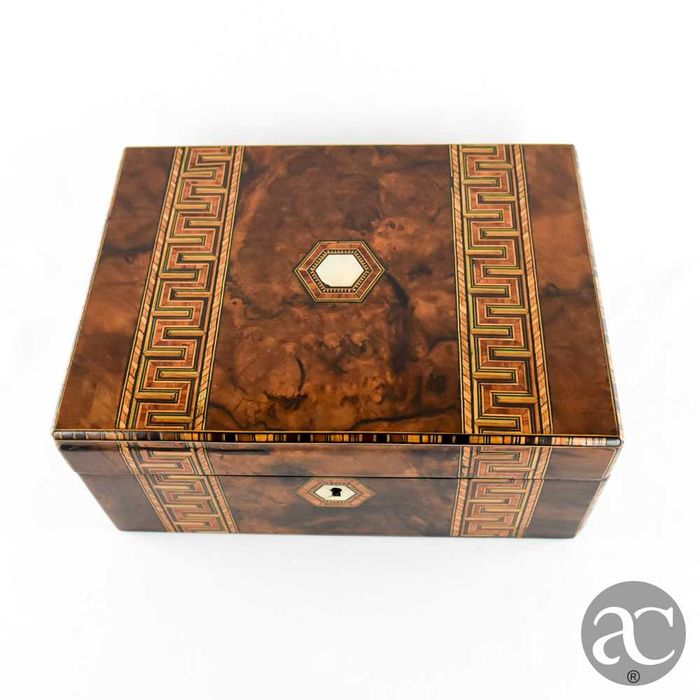 Caixa de fabrico Inglês, início séc. XIX madeira exótica com embutidos