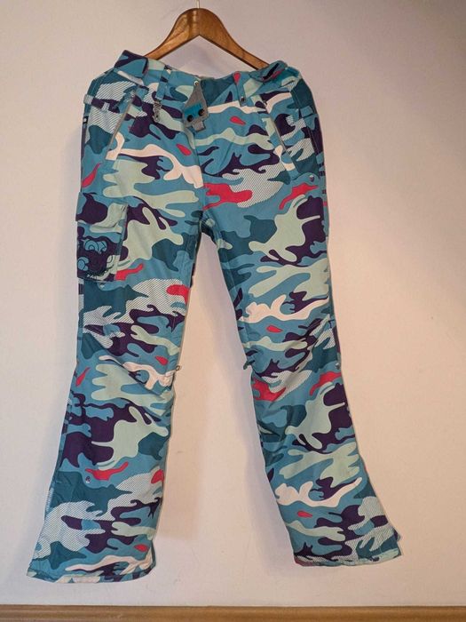 Spodnie snowboardowe lub narciarskie.