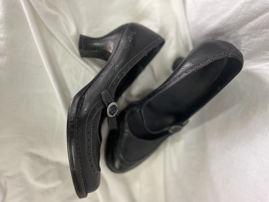 Sapatos pretos de presilha